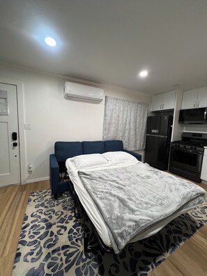 1 bedroom, desk, iron/ironing board, WiFi - Charming 1-bedroom house with WiFi and kitchen in Santa Clarita (Santa Clarita)