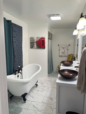 Secadora de cabello, toallas, papel de baño 