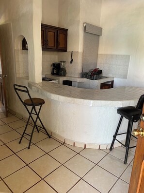 Family Apartment, Courtyard View | Private kitchen | Stovetop, dishwasher, cookware/dishes/utensils - Bungalows Isla bonita (Rincón de Guayabitos)
