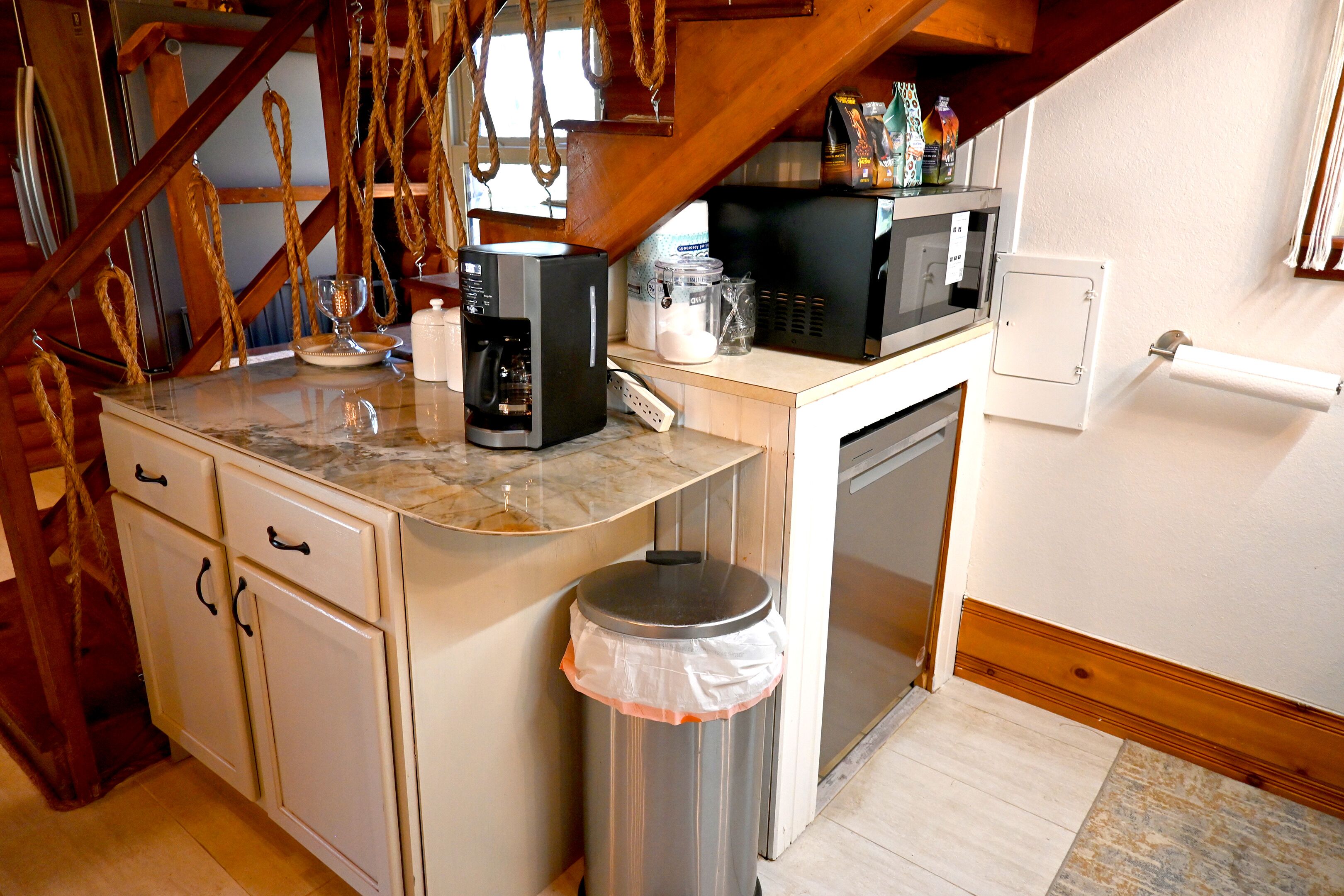 冷蔵庫、電子レンジ、オーブン、コンロ