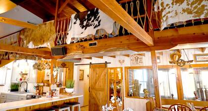 Lakeside Ranch-Themed Loft Cabin w/Full Entertainment Patio!