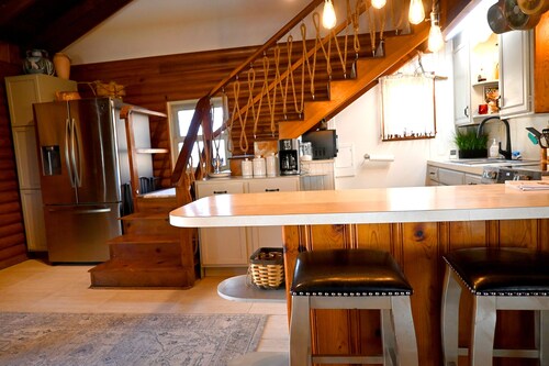 Lakeside Ranch-Themed Loft Cabin w/Full Entertainment Patio!