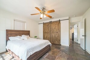 3 soverom, strykejern/-brett, wi-fi og sengetøy