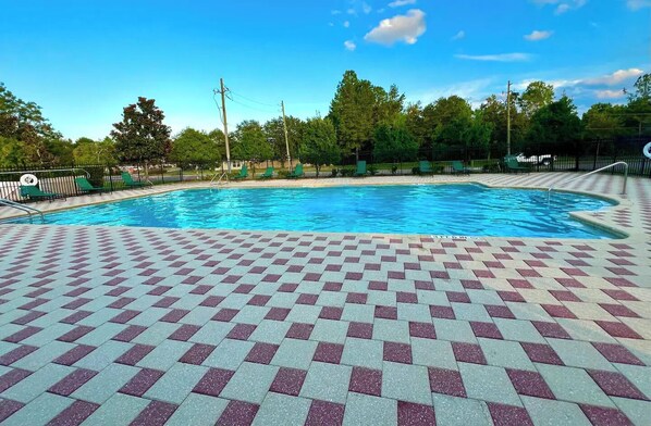 Pool - Charming 2-bedroom townhome in fabulous Jacksonville with AC, WiFi (Jacksonville)