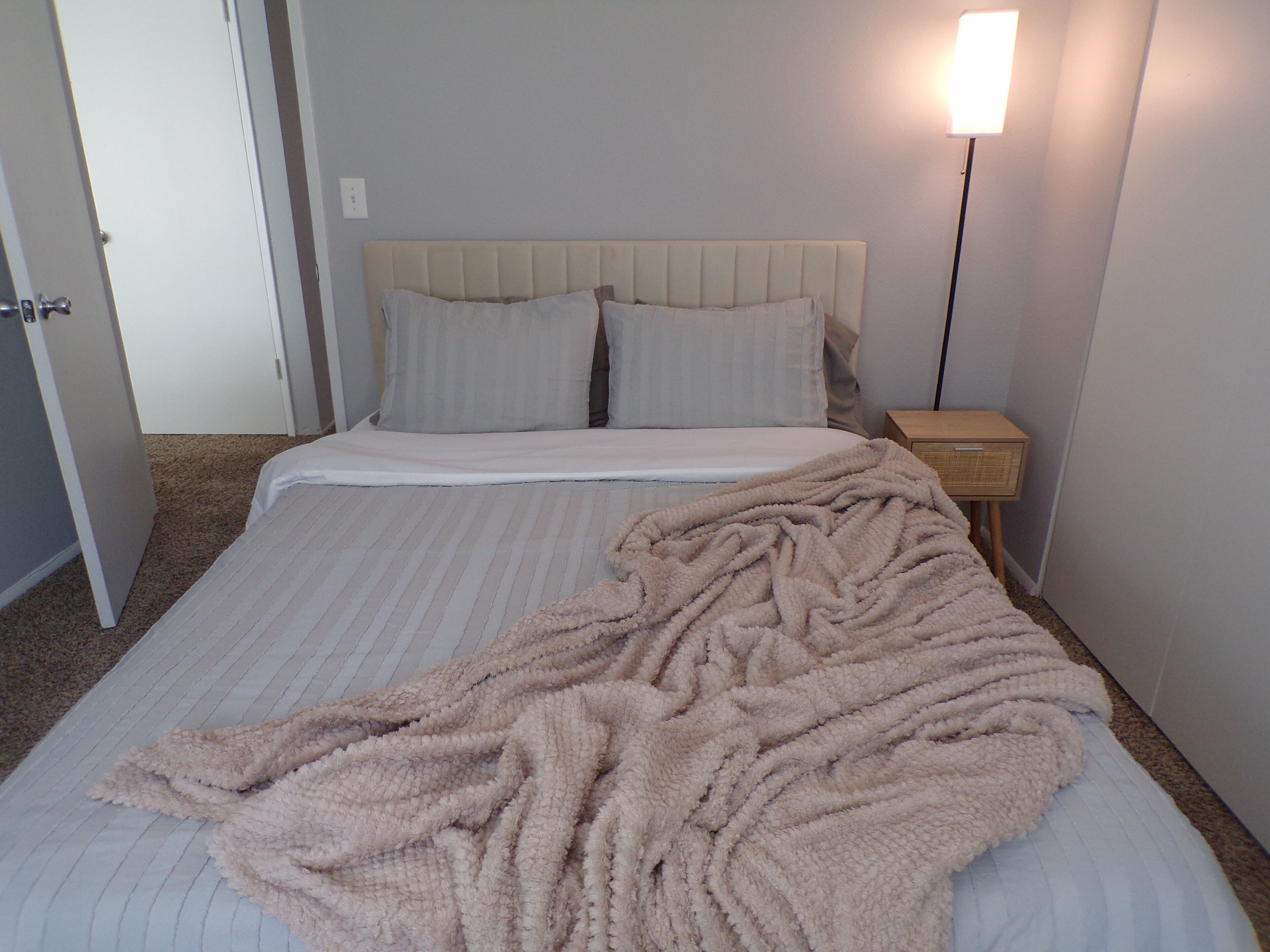 2 bedrooms, desk, WiFi, bed sheets