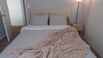 2 bedrooms, desk, WiFi, bed sheets