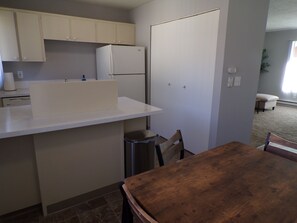 Réfrigérateur, four, plaque de cuisson, lave-vaisselle