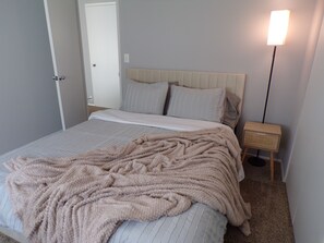 2 bedrooms, desk, WiFi, bed sheets
