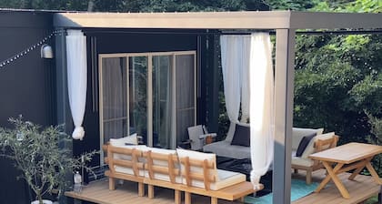 Glamping for private use of an entire building! Barbecue & watch a movie on the projector screen on the 16 square meter patio with a view of the Minato River! Accommodates up to 10 people!
