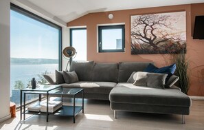 Smart TV, fireplace - 4 bedroom gorgeous home in Sætre (Sætre)