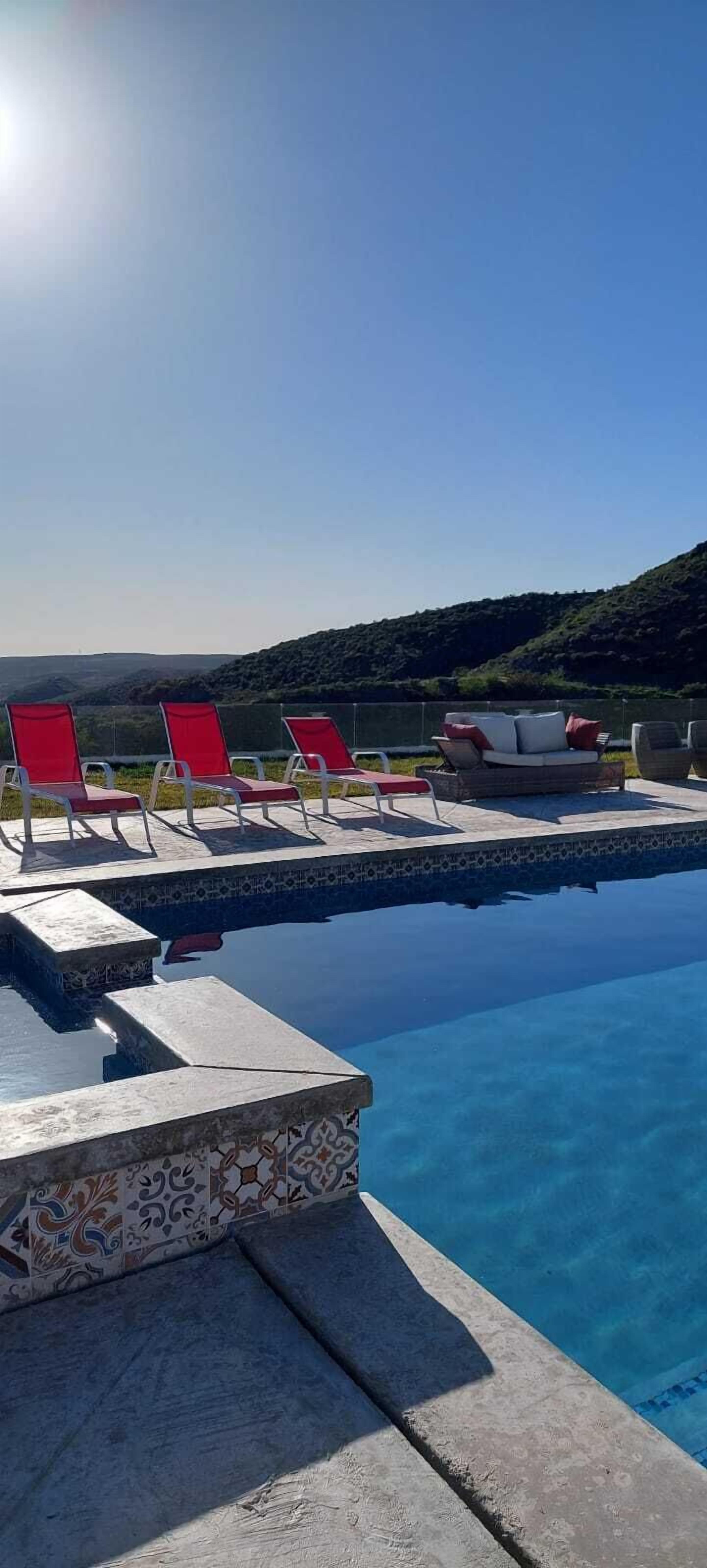 Una piscina al aire libre