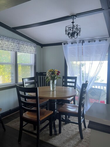 Charming 2-bedroom cottage in wonderful Newburg with WiFi, AC