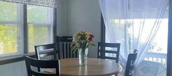 Charming 2-bedroom cottage in wonderful Newburg with WiFi, AC