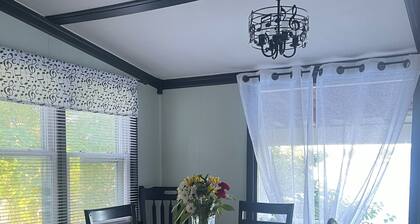 Charming 2-bedroom cottage in wonderful Newburg with WiFi, AC