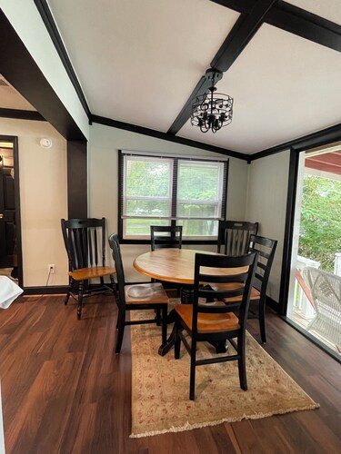 Charming 2-bedroom cottage in wonderful Newburg with WiFi, AC