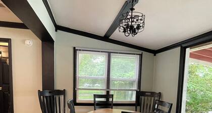 Charming 2-bedroom cottage in wonderful Newburg with WiFi, AC