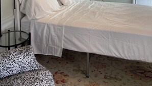 A bedroom with a bed, bedside lamps, a dresser, a mirror, and a window with blinds. - Charming 2-bedroom cottage in wonderful Newburg with WiFi, AC (Newburg)