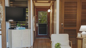 Un espacio habitable compacto con kitchenette, comedor y zona de estar.