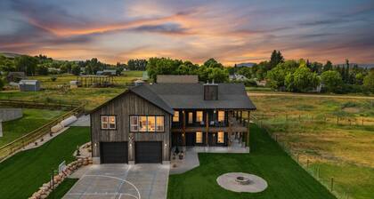 Modern Lakehouse l Slps 34 l Courts + Chefs Kitchen l Bear Lake Haven