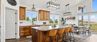 Modern Lakehouse l Slps 34 l Courts + Chefs Kitchen l Bear Lake Haven