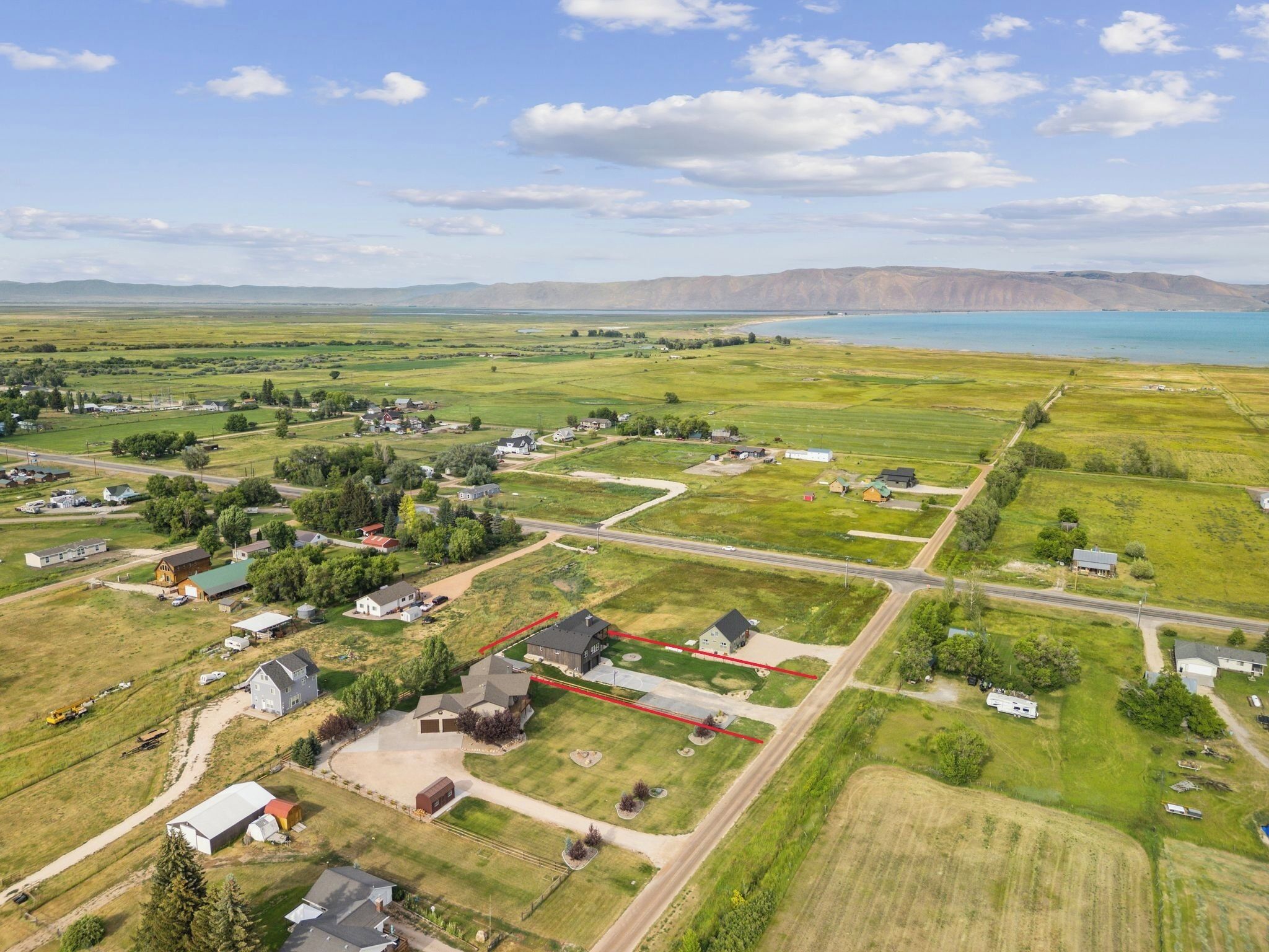 Une vue aérienne d’une zone rurale avec des maisons, des routes et des champs.