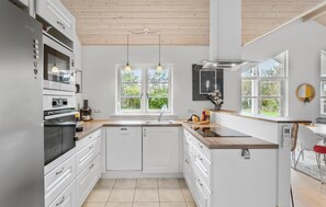 Kjøleskap, ovn, kokeplater og oppvaskmaskin