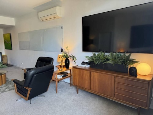 Large Midnight Studio 3, with MCM vibe, in the heart of town