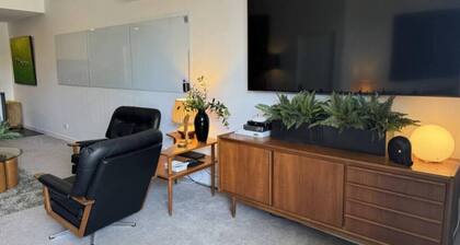 Large Midnight Studio 3, with MCM vibe, in the heart of town