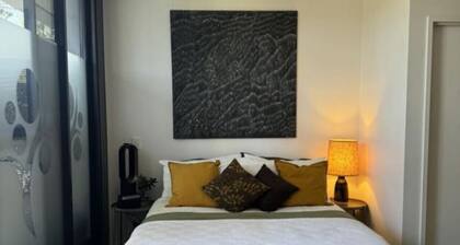 Large Midnight Studio 3, with MCM vibe, in the heart of town