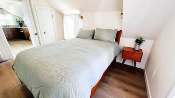 1 habitación, escritorio, tabla de planchar con plancha y cuna de viaje