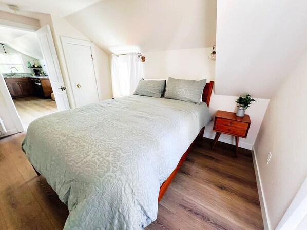 1 habitación, escritorio, tabla de planchar con plancha y cuna de viaje 