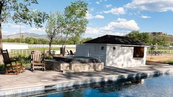 Una piscina al aire libre, una piscina climatizada