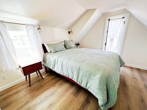 1 habitación, escritorio, tabla de planchar con plancha y cuna de viaje