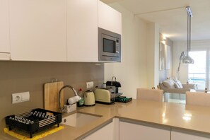 Refrigerador, microondas, horno, placa de cocina
