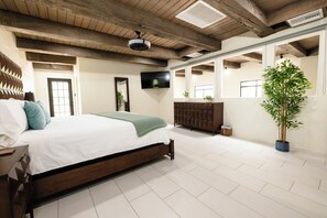3 bedrooms, desk, iron/ironing board, travel cot - Tucson's Hot Springs at The Oasis. Tucson's only private hot springs and oasis. (Tucson)