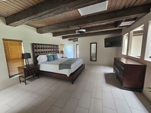 3 soverom, skrivebord, strykejern/-brett og reiseseng for barn