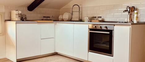 Een koelkast, een oven, een kookplaat, een vaatwasser