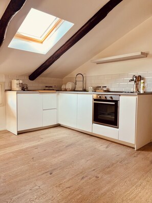 Frigorifero, forno, piano cottura, lavastoviglie