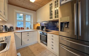 Kjøleskap, ovn, kokeplater og oppvaskmaskin