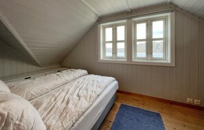 5 bedrooms, free WiFi - Pet friendly home in Farsund with sauna (Farsund)