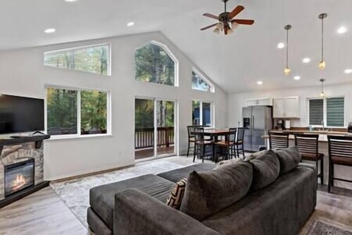 AlohAlaska Lodge - 5 Bedroom - Close to Ski Lifts