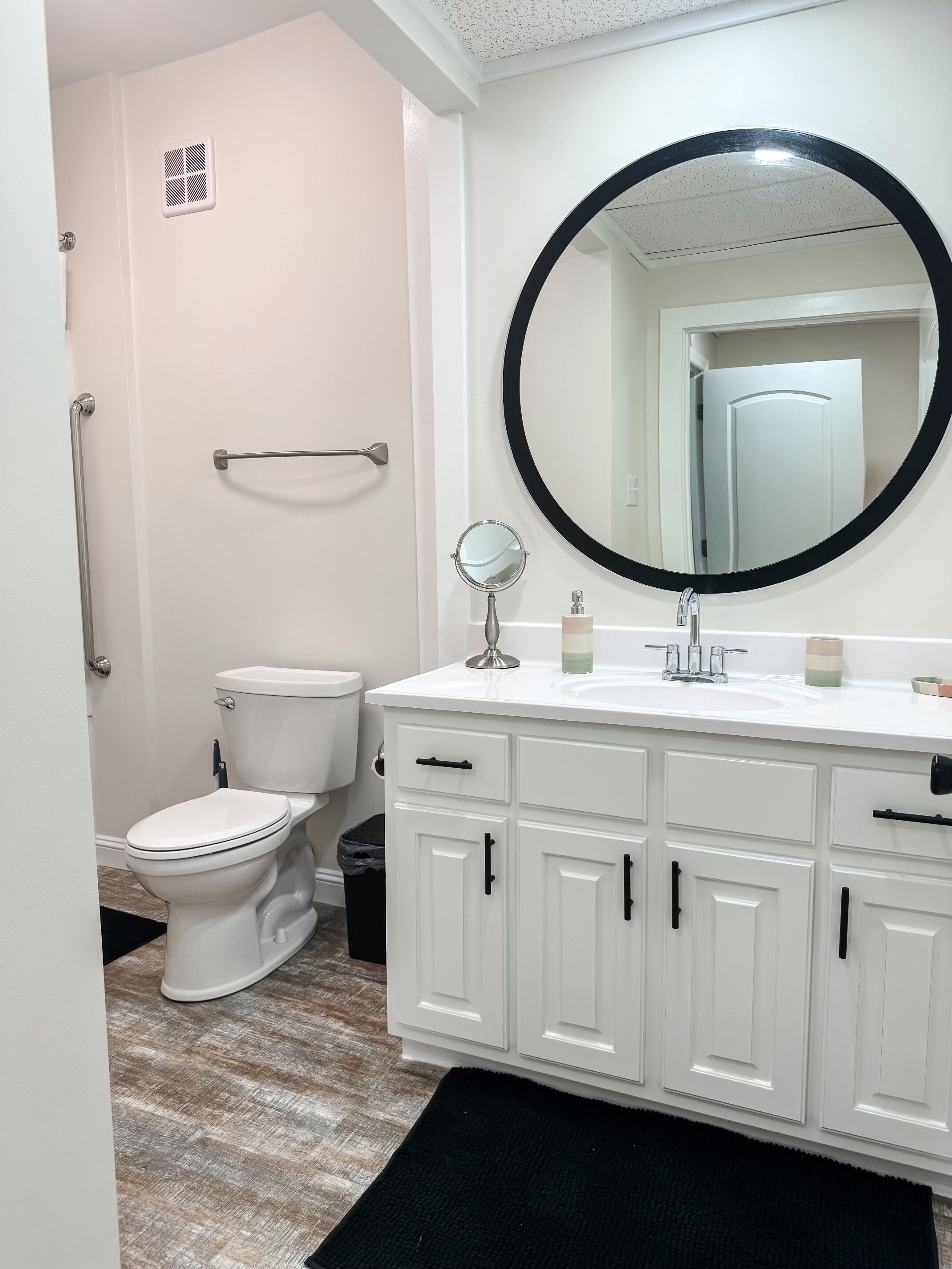 Dusj, hårføner, håndklær og såpe