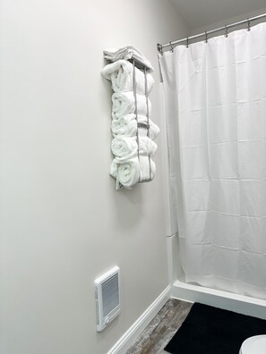 Shower, hair dryer, towels, soap - Stay on Main Street in Red Bay (Red Bay)