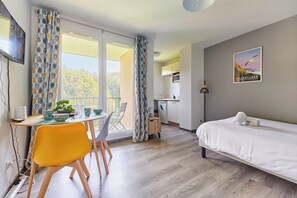 Fer et planche à repasser, draps fournis