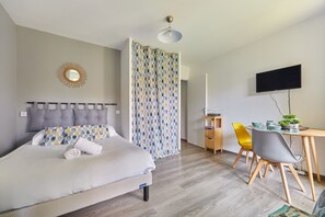 Iron/ironing board, bed sheets