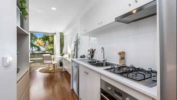 Refrigerador, microondas, horno y parrilla de estufa