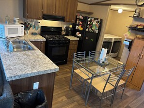 Réfrigérateur, micro-ondes, plaque de cuisson, lave-vaisselle