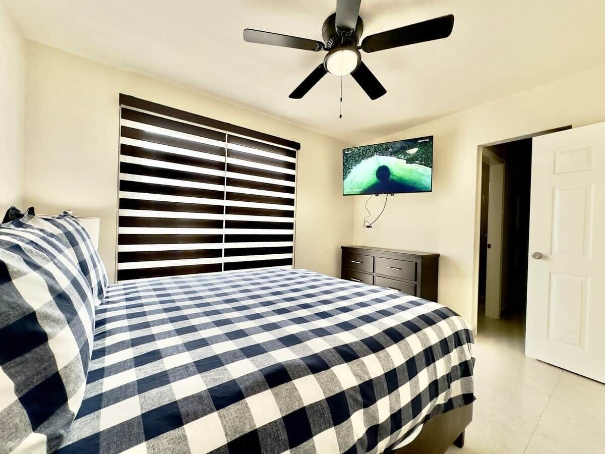 3 slaapkamers, een strijkplank/strijkijzer, wifi, beddengoed