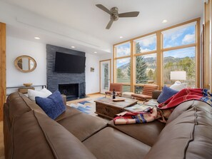 智能电视、壁炉