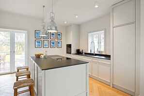 Fridge, oven, stovetop, dishwasher - Dünen.Way - Design. Aesthetics. Wellbeing. (List auf Sylt)